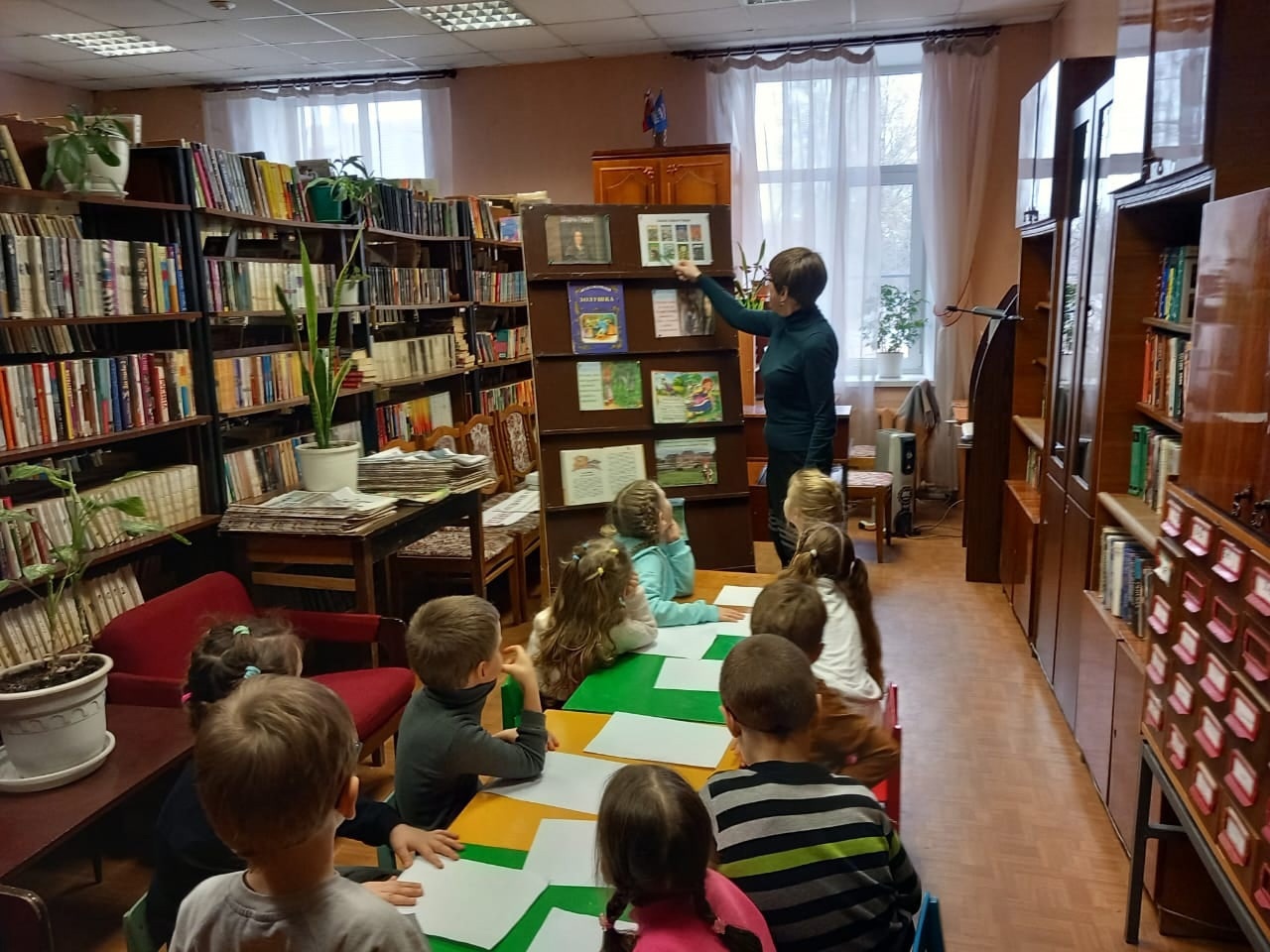 Книжная выставка «Дом сказок Шарля Перро» - Городской Дом культуры  Советского района г. Брянск